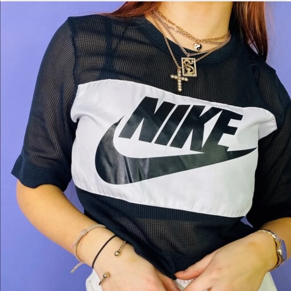 Nike Size XS Spellout Black Cropped Netted Short Sleeve Athletic Top